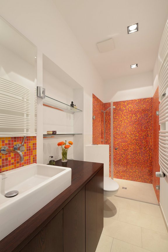 Schön gestaltetes Duschbad