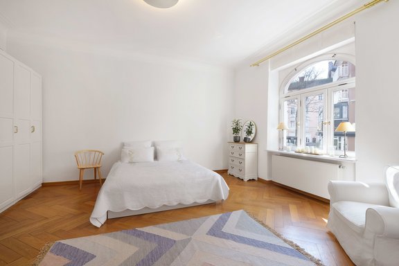 Großzügiges Schlafzimmer