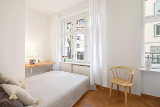 Quiet bedroom facing the courtyard