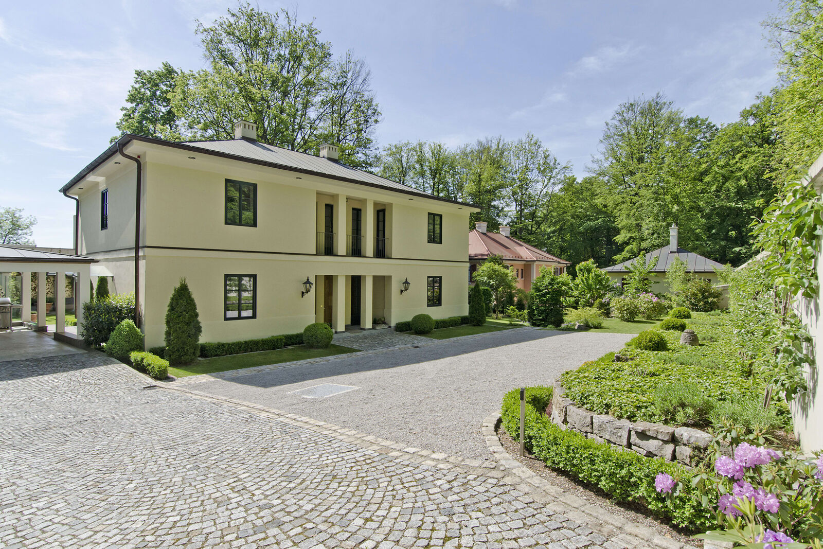 Zufahrt Eingangsbereich und Carport