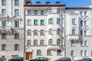 Stately, top-renovated 5-room apartment in listed art nouveau palace from 1912