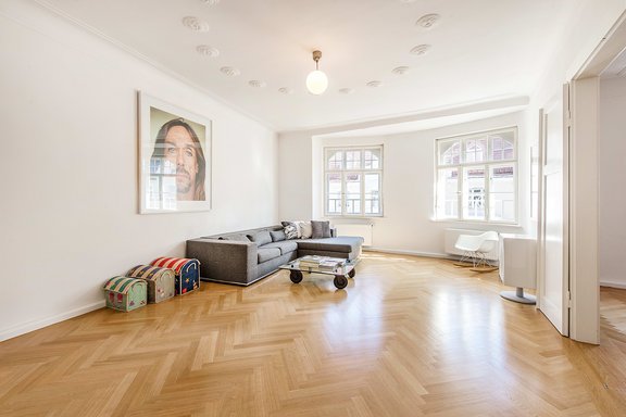 Living area with stucco ceiling and semicircular bay window