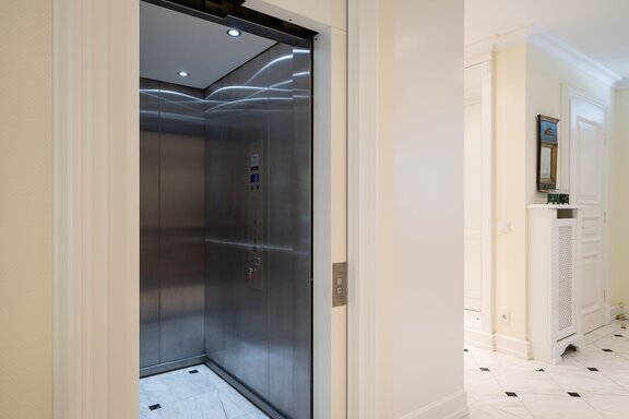 Lift über alle Etagen der Villa