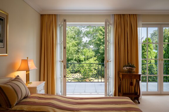 Masterschlafzimmer mit Zugang zum Balkon