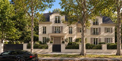 Stately villa with Provençal charm, ready for renovation