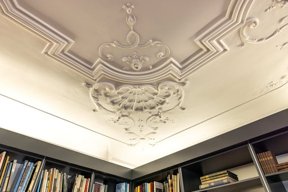 Restaurierter Deckenstuck