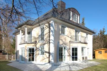 Hervorragend ausgestattetes Einfamilienhaus im Villenstil mit offenem Kamin und sehr schönem Garten