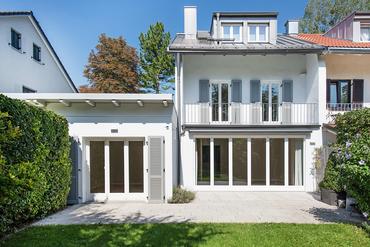 Excellent renovated townhouse with beautiful south garden in quiet prime location