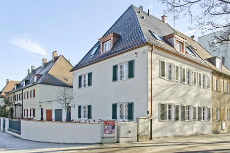 Superbly renovated 30s townhouse with open fireplace and the best equipment