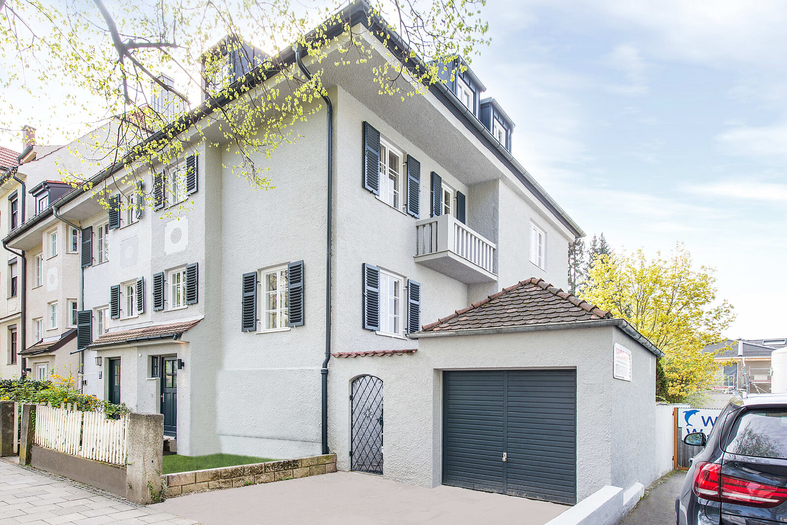 Hausansicht mit Garage