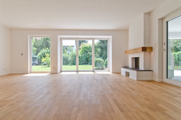 Wohnzimmer mit offenem Kamin