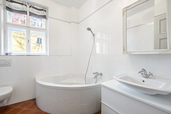 Zeitloses Bad mit Einbauten