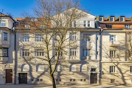 Herzogpark: Zauberhafte Jugendstil-Altbau-Wohnung mit Balkon