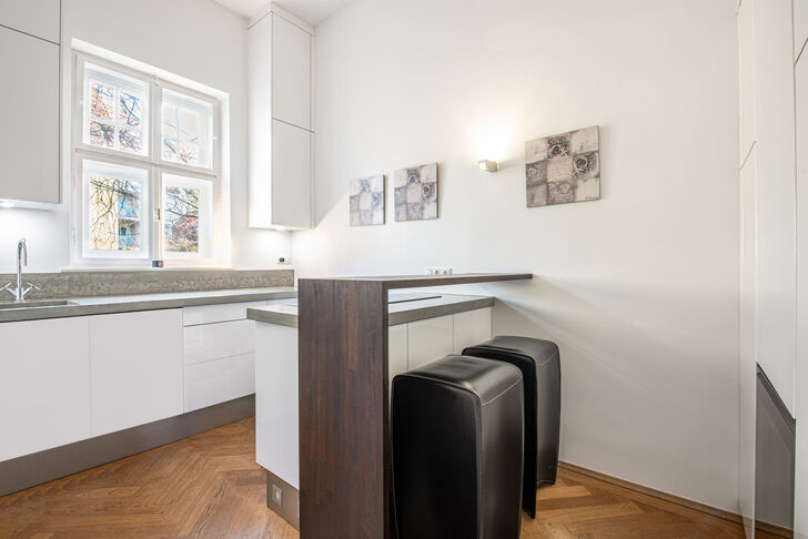 Moderne Küche mit Markengeräten