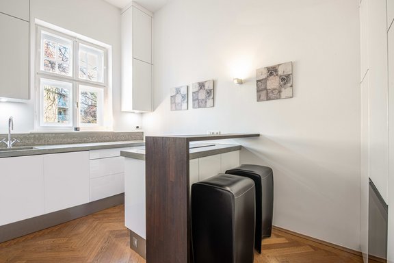 Moderne Küche mit Markengeräten