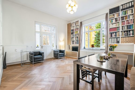 Lichtdurchflutetes Wohn-/Esszimmer mit Balkon