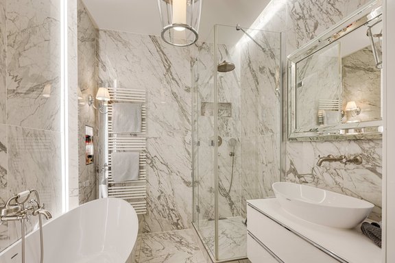 Marbled porcelain tile in the bathroom