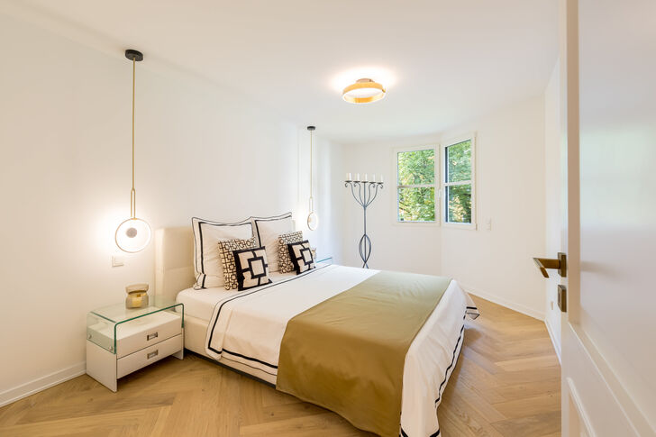 Absolut ruhiges Schlafzimmer mit Blick ins Grüne