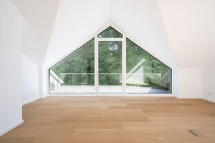 Luftiges Zimmer mit Dachterrasse