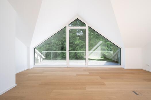 Luftiges Zimmer mit Dachterrasse
