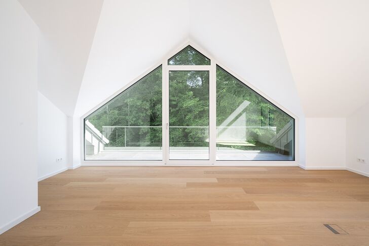 Luftiges Zimmer mit Dachterrasse