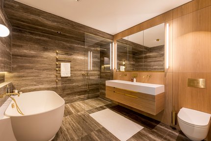 Hochkarätiges Natursteinbad