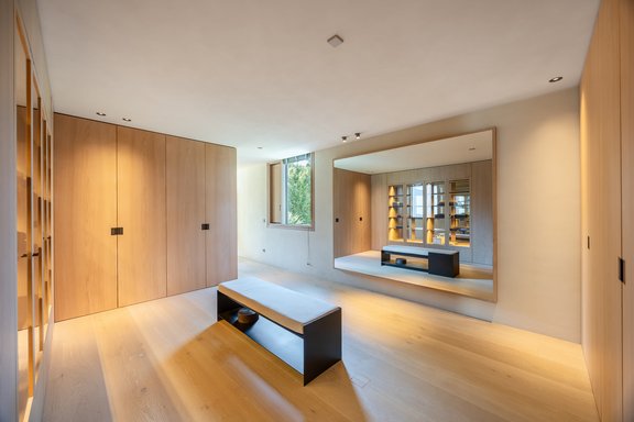 Spacious dressing room