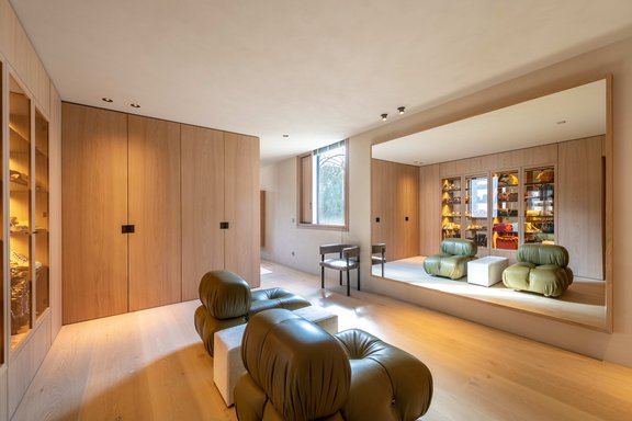 Spacious dressing room