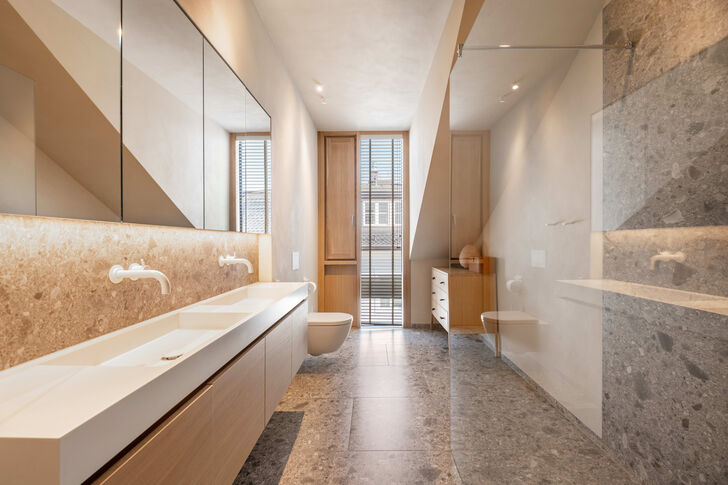 Lichterfülltes Kinderbad mit bodengleicher Dusche