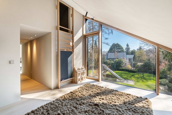 Kinderzimmer mit Ankleide und Spielhöhle