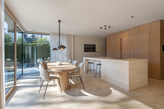 Monolithischer Koch- und Arbeitsblock aus cremefarbenem Römischem Travertin