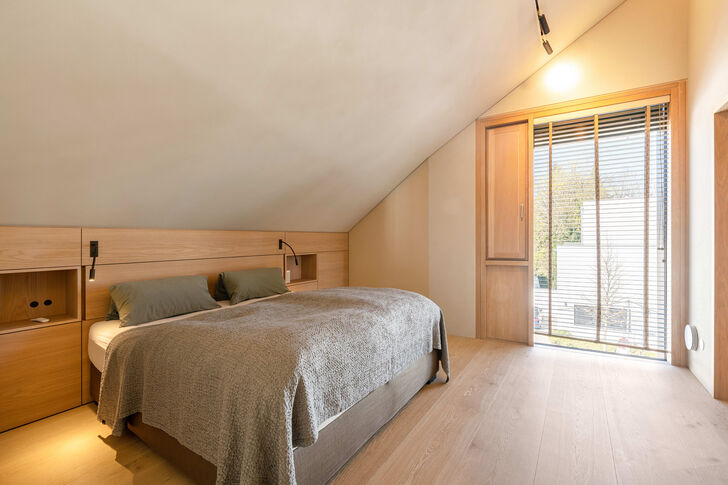 Das Gästezimmer wird durch ein en suite Badezimmer ergänzt