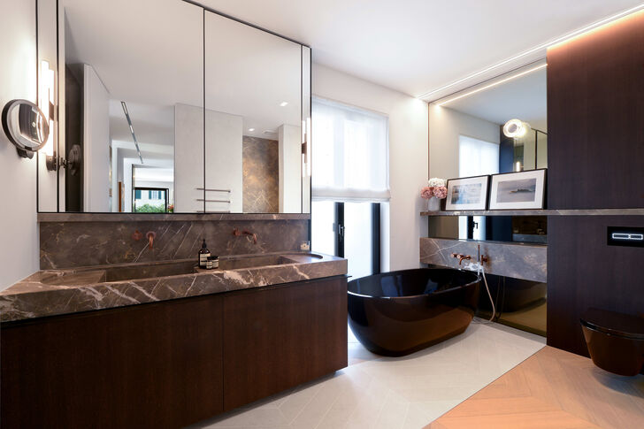 Luxuriöses Bad mit freistehender Designer-Wanne
