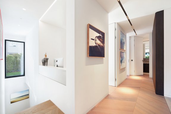 Ein zentraler Flur verbindet die Räume