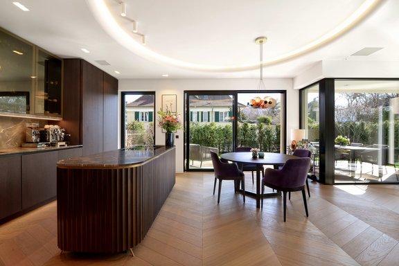 Exquisite, in Italien gefertigte Kochinsel in Möbelform