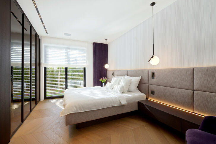 Das klimatisierte Masterschlafzimmer präsentiert sich mit raffinierten Einbauten