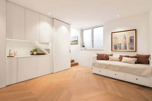 Heller Hobby-, Gäste- und Hauswirtschaftsbereich im Untergeschoss