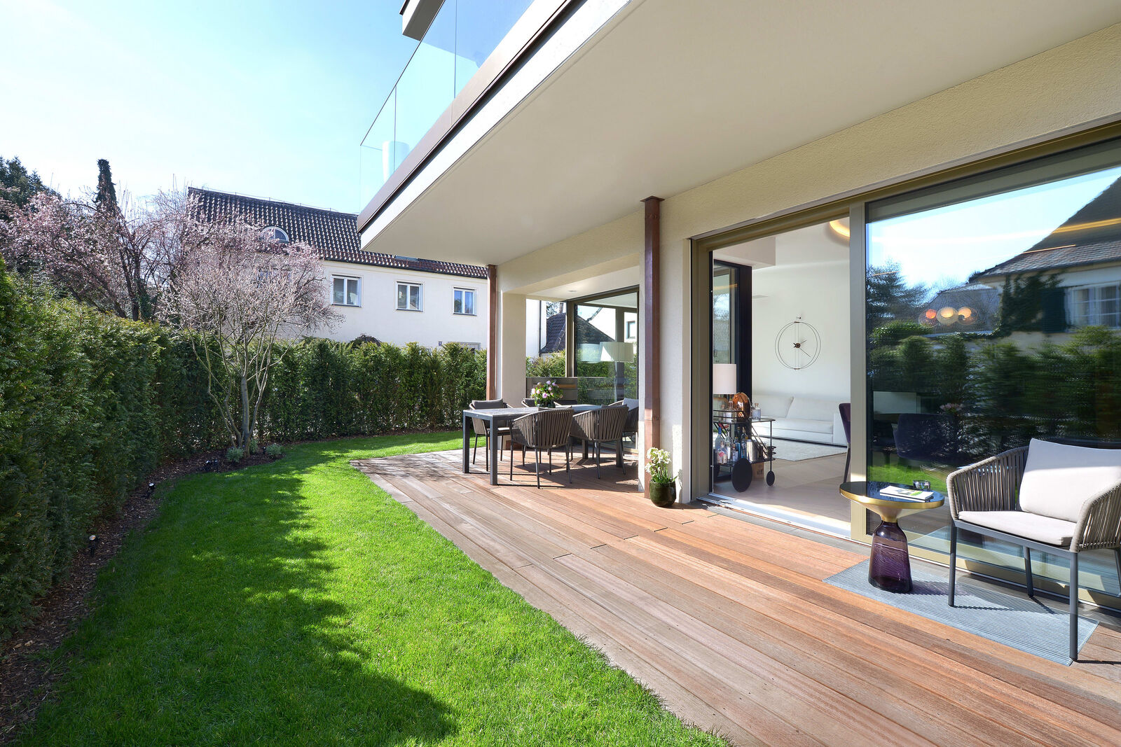 Der charmante Privatgarten rahmt die Wohnung an zwei Seiten
