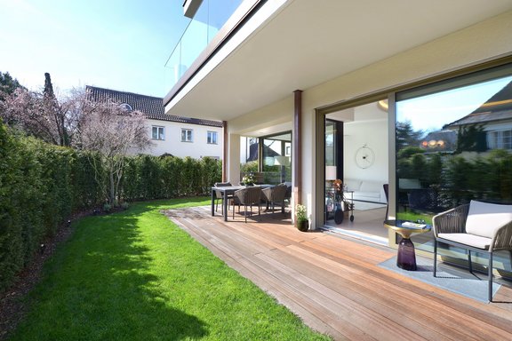 Der charmante Privatgarten rahmt die Wohnung an zwei Seiten