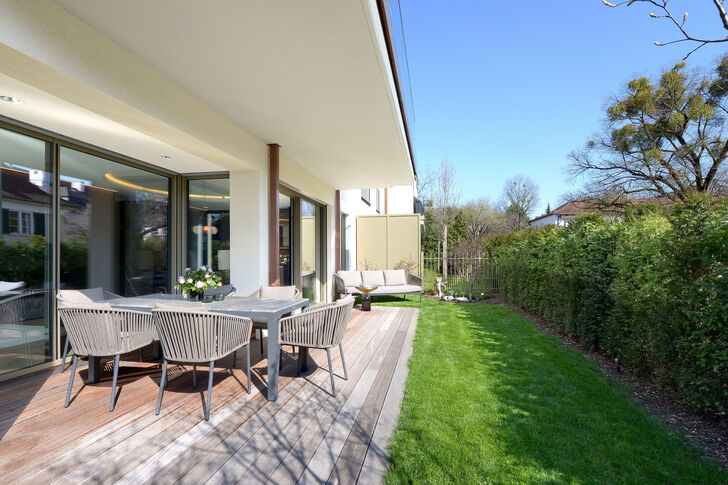 Eine Terrasse mit anschließendem Rasen bildet viele Monate im Jahr ein sonniges Outdoor-Refugium