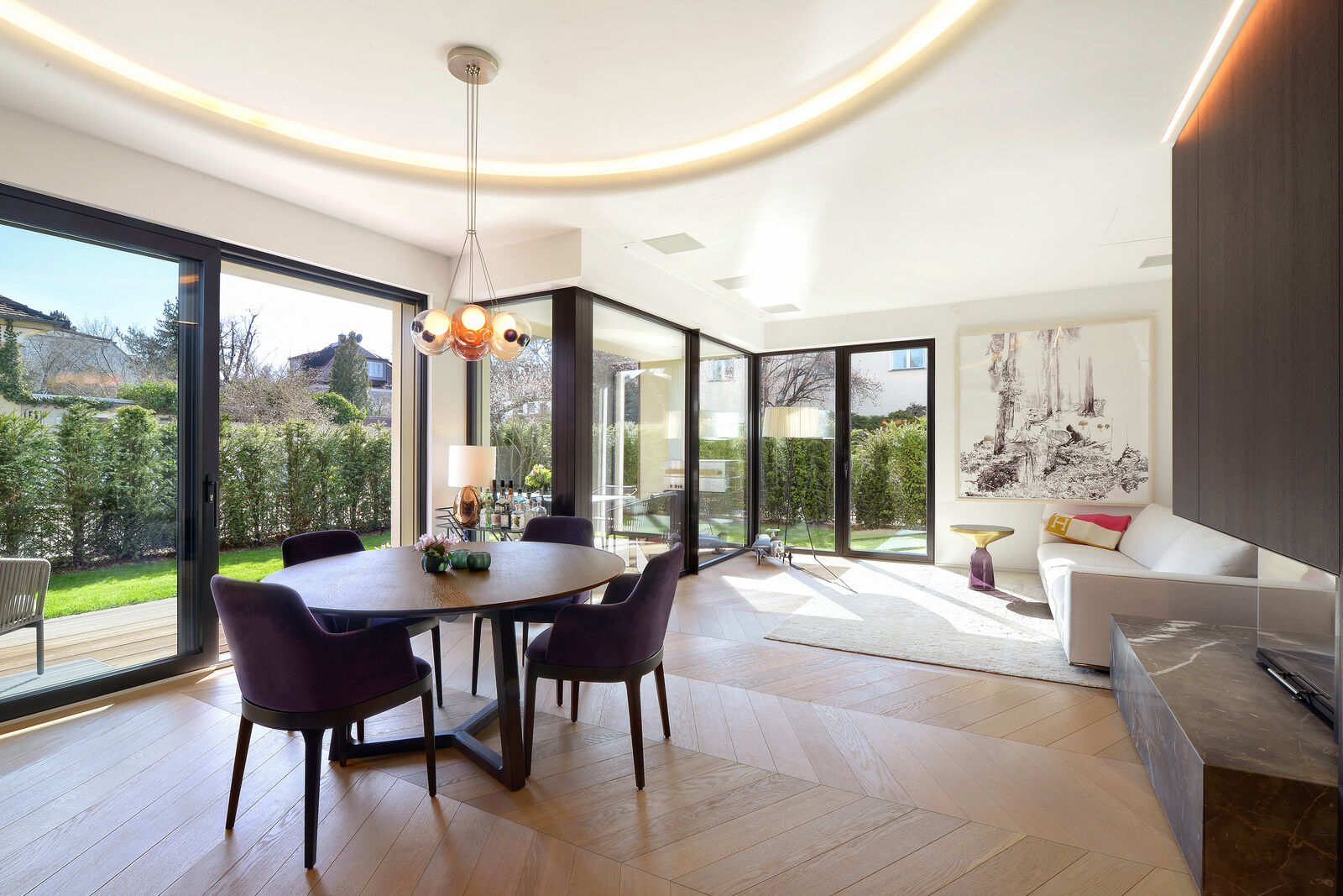 Bodentiefe Glasfronten machen im Livingbereich den Garten zu einem Teil des Wohnens
