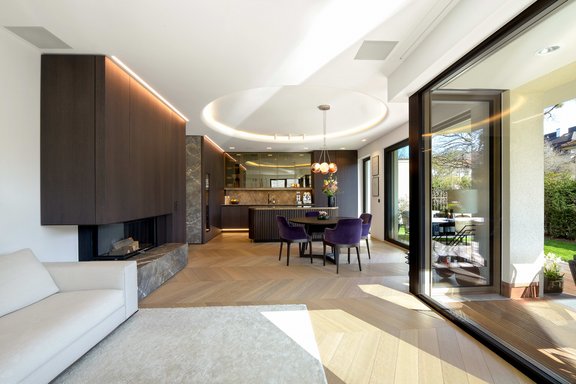 Die maßgefertigte Kochtheke markiert den Übergang zum Essbereich