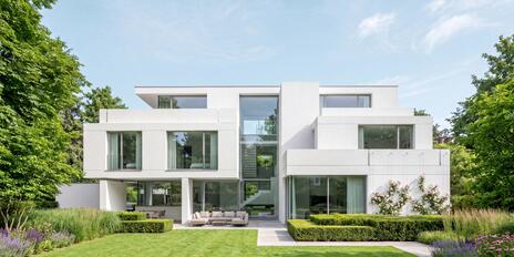 High-end location in Herzogpark: Privately set-back building plot with preliminary approval for villa