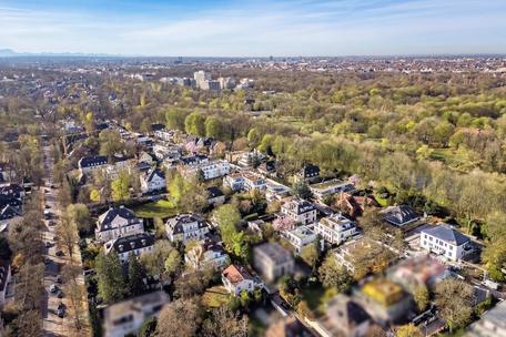 High-end location in Herzogpark: Privately set-back building plot with preliminary approval for villa