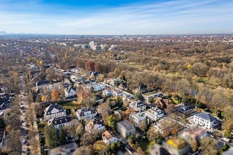 Highend-Lage Im Herzogpark: Privat zurückversetztes Baugrundstück mit Vorbescheid für Villa