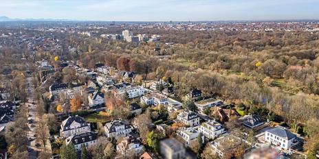 High-end location in Herzogpark: Privately set-back building plot with preliminary approval for villa