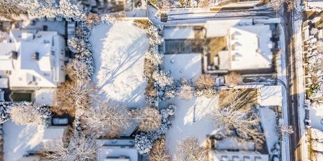 High-end location in Herzogpark: Privately set-back building plot with preliminary approval for villa