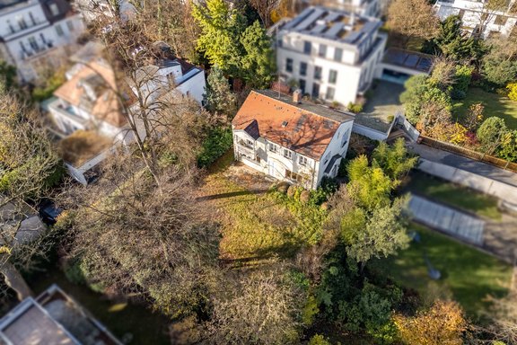 Privat zurückversetztes Baugrundstück