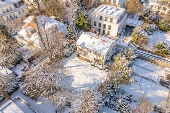 Privat zurückversetztes Baugrundstück