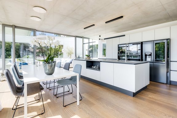 Exklusive Küche mit Essplatz